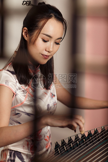 禅宗中式女人弹古筝图片
