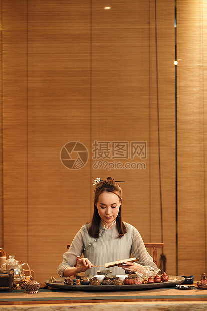 中式女人展示茶艺图片