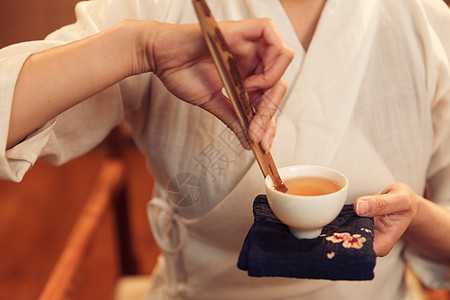 茶元素养生茶艺青年女人泡茶背景