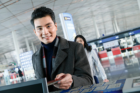 行李箱飞机便捷商务男女在机场图片