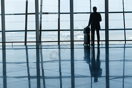 青年男人中年男人站着商务男士在机场图片