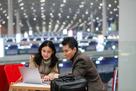 行李机场交流商务男女在候机大厅图片