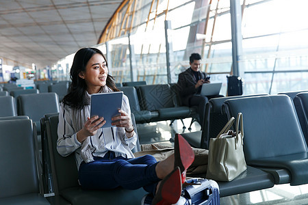 航空业中年男人满意商务男女在候机大厅图片