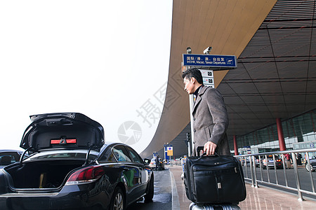 商务男人在机场打车图片