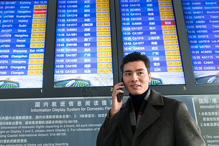 商务男士在机场打电话图片