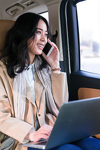 商务女人坐在汽车后座图片