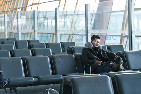 旅途商务男士在机场休息图片