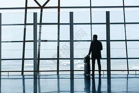 中年商务男士在机场背影图片