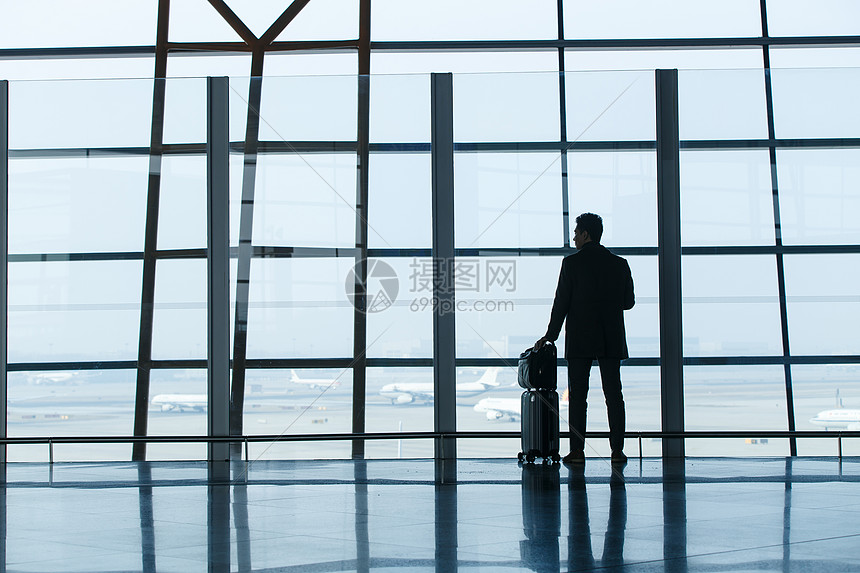 中年商务男士在机场背影图片
