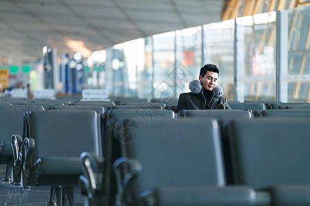 中年商务男士在机场休息图片
