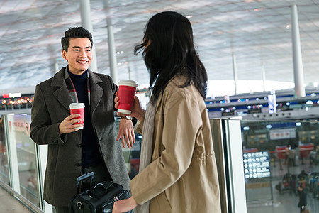旅行商务男女在机场聊天喝咖啡图片