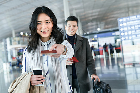 航空业商务男女在机场办理登机图片