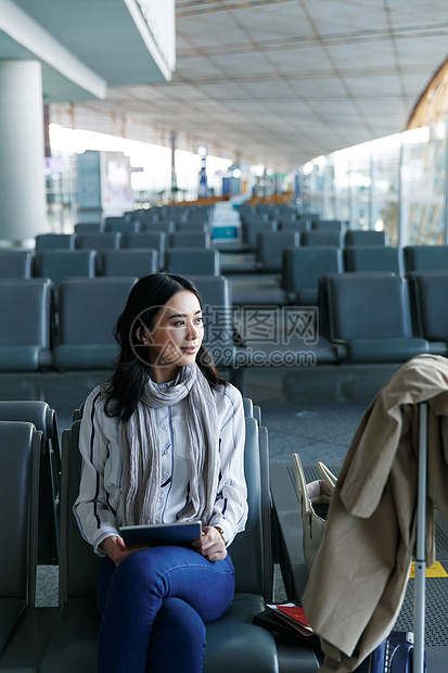 商务女人在候机厅图片