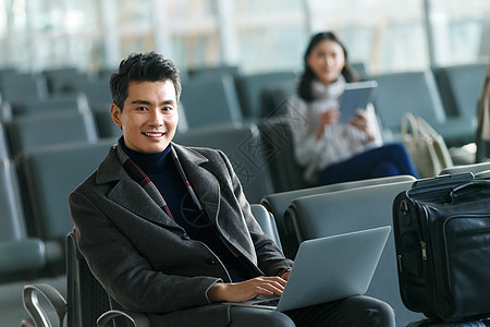 航空业着装得体工作商务男女在候机大厅图片