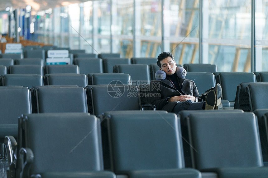 全身像享乐仅一个中年男人商务男士在机场图片