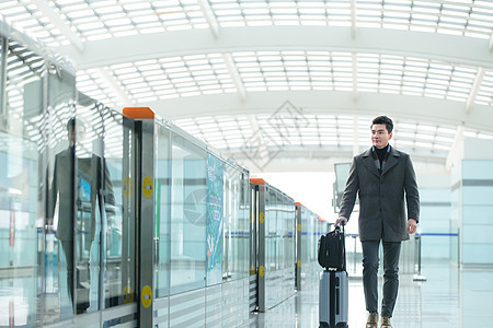 30多岁地铁航站楼商务男士在机场图片