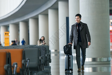行李箱中年人仅一个中年男人商务男士在机场高清图片