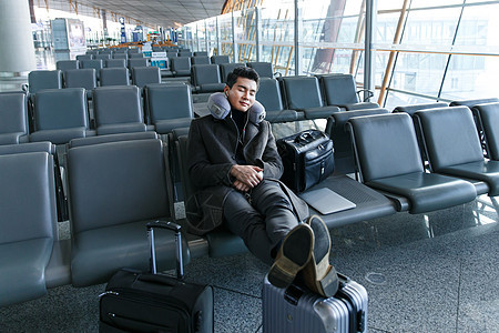 坐着颈枕户内商务男士在机场图片