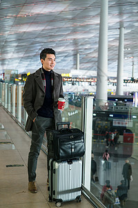 成就旅途中年人商务男士在机场图片