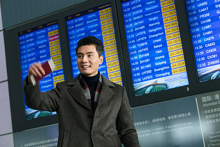 享乐便捷旅行商务男士在机场图片