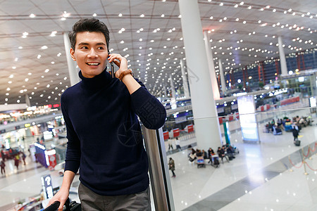 航站楼手机30岁到34岁商务男士在机场图片
