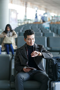 人彩色图片旅途商务男女在候机大厅图片