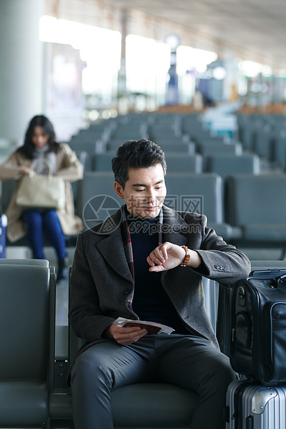 人彩色图片旅途商务男女在候机大厅图片