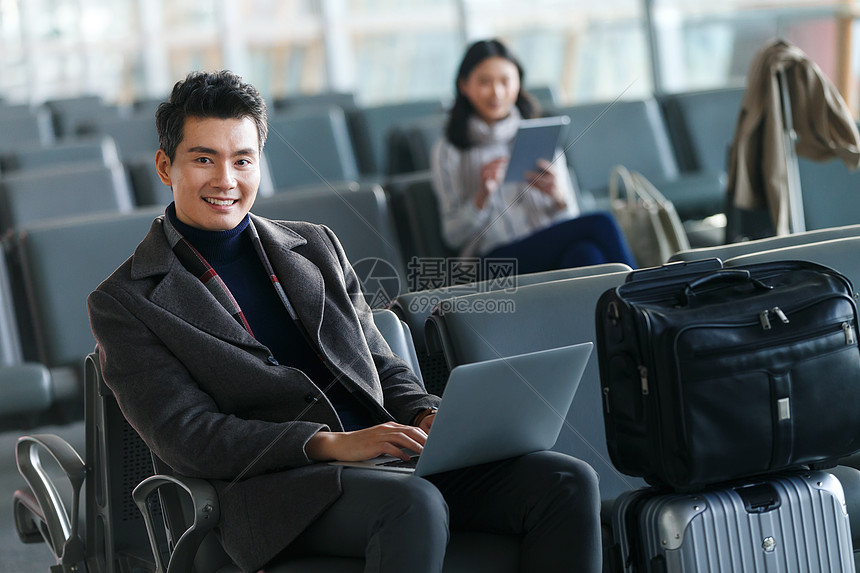 户内旅游旅行者商务男女在候机大厅图片