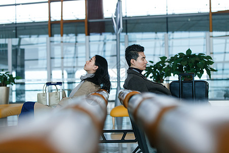 东亚航空30多岁商务男女在候机大厅图片