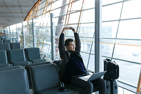 笔记本电脑运输旅途商务男士在机场图片
