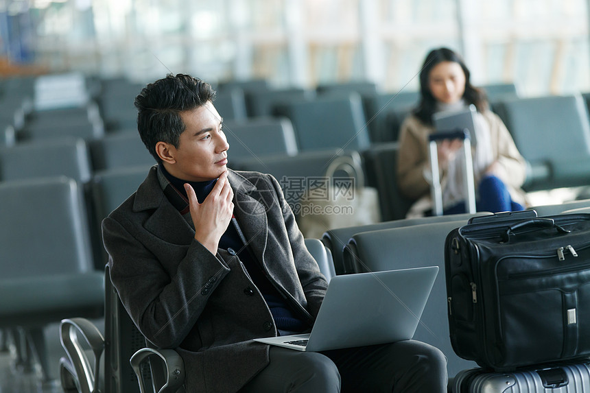 男人航空全球商务商务男女在候机大厅图片