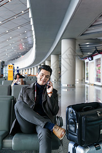 摄影着装得体坐着商务男士在机场图片