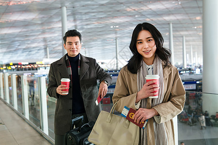 一次杯子商务男人仅成年人商务男女在机场图片