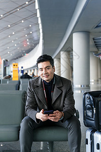 正面视角商务旅行航空商务男士在机场图片