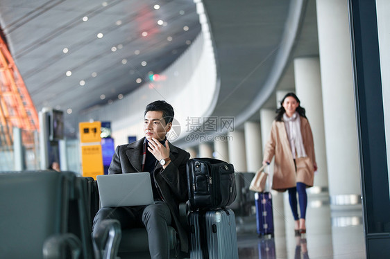 行李仅成年人空运大楼商务人士在候机大厅图片