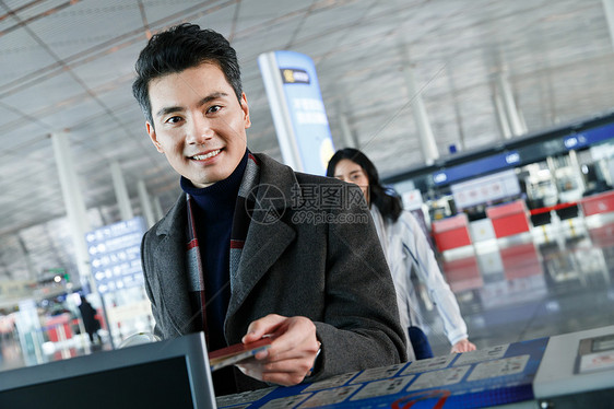 微笑出差旅途商务男女在机场图片