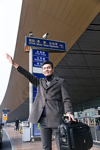 旅行者亚洲出站口商务男人在机场打车图片