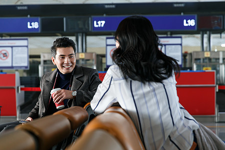 东亚旅行者30岁到34岁商务男女在候机大厅图片