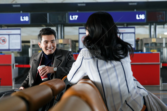 东亚旅行者30岁到34岁商务男女在候机大厅图片