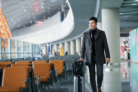 航空空运大楼行李箱商务男士在机场图片