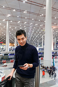 垂直构图旅行者东亚商务男士在机场图片