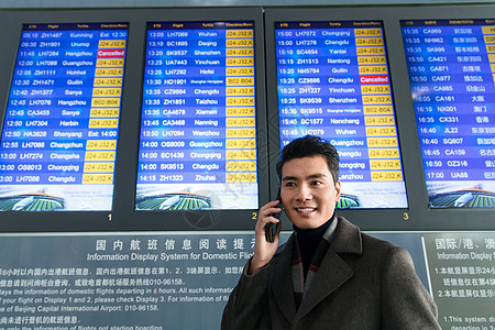 等待旅行者乐趣商务男士在机场图片