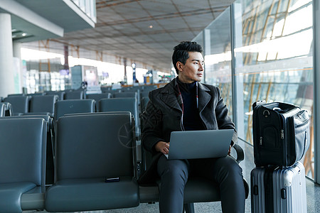 旅行者着装得体放松商务男士在机场图片