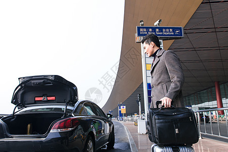 摄影乐趣航站楼商务男人在机场打车图片
