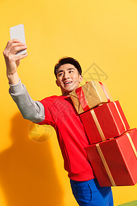 自拍礼物色彩拿着礼品盒的青年男人看手机图片