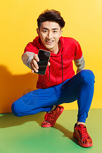 注视镜头亚洲人彩色图片拿着手机的青年男人图片