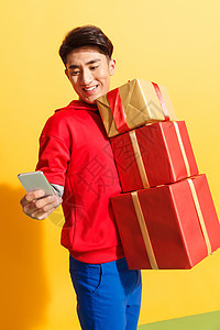 享乐活力礼物拿着礼品盒的青年男人看手机图片