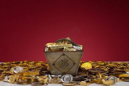 红色背景下的金子和银子高清图片
