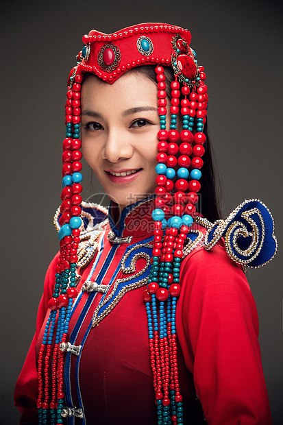 蒙古人影棚拍摄民族穿着蒙古族服饰的女人图片