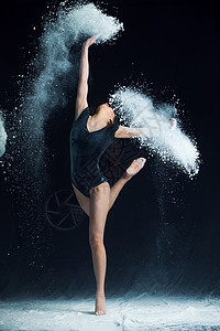 质感背景黑练习芭蕾的年轻女性背景